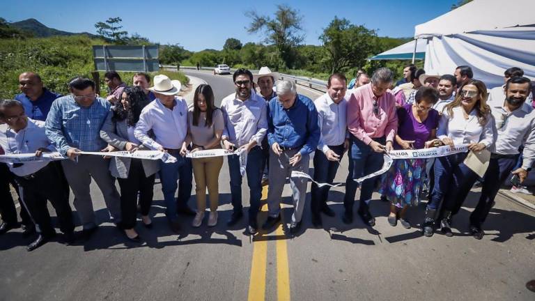 El Gobernador Rubén Rocha Moya entregó el tramo carretero Sanalona-La Higuerita.