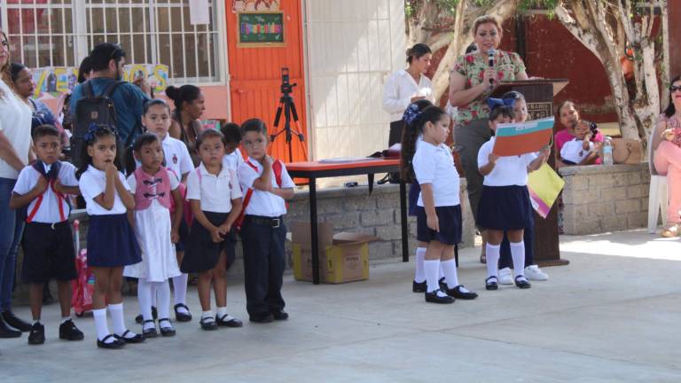 La Alcaldes de Rosario Claudia Valdez Aguilar señala que su administración atiende las necesidades de las escuelas conforme se plantean.