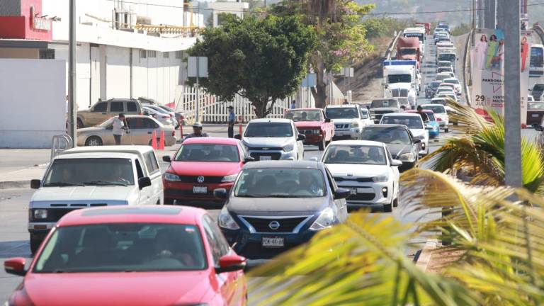 Los embotellamientos viales son prácticamente a todas horas y en todas las avenidas del puerto. Un ejemplo es en el Paso Superior Sur.