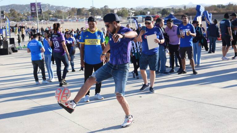 Buen ambiente se vivió en la explanada del Kraken, previo al encuentro entre Mazatlán FC y Cruz Azul.