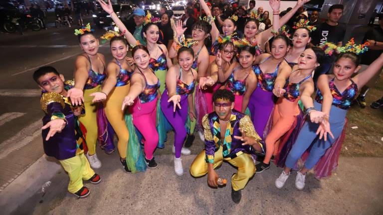 La alegría de los bailarines prevaleció en la “Pega de Calcas”, del Carnaval Internacional de Mazatlán 2024.