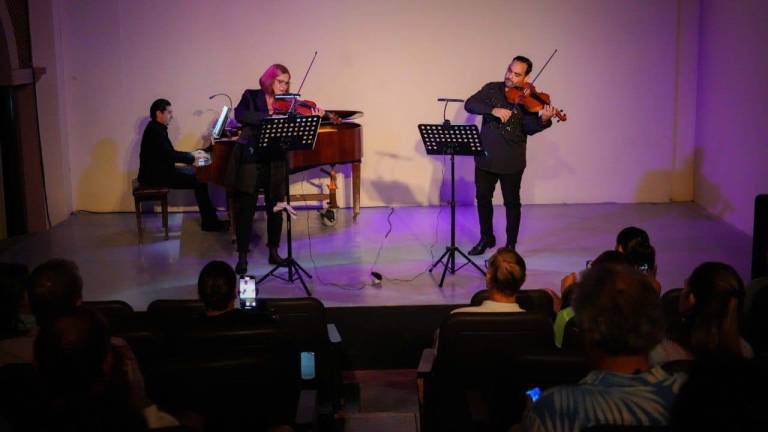 El trío de músicos forma parte de la Camerata Mazatlán y son docentes de música y canto del Centro Municipal de las Artes.