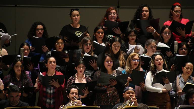 Coro de la Ópera de Sinaloa, que dirige el maestro Marco A. Rodríguez.