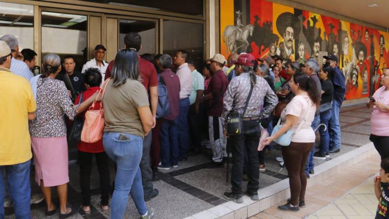 Los manifestantes se concentraron en el patio del Palacio de Gobierno.