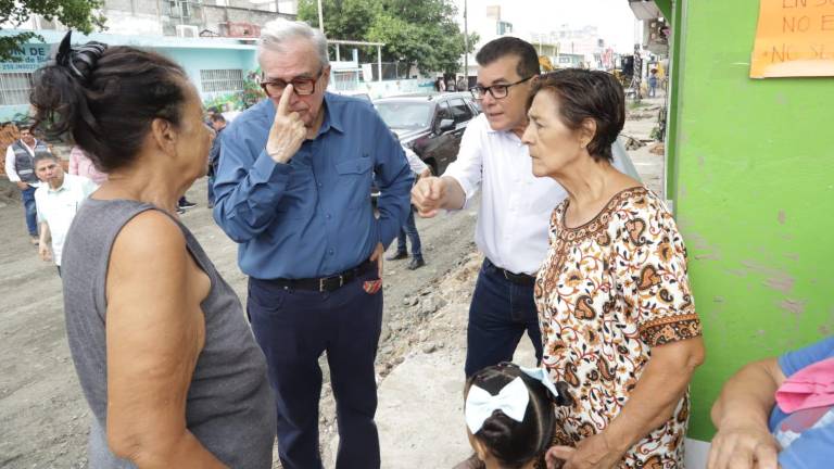 El Gobernador del Estado, Rubén Rocha Moya, en un recorrido de supervisión.