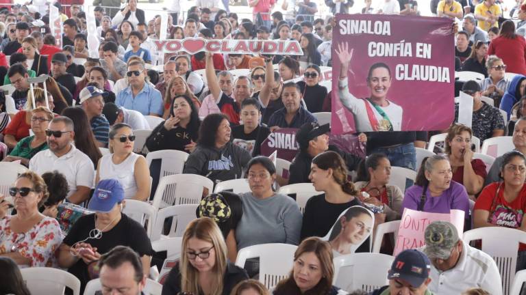 Cientos de asistentes al evento con la Presidenta Claudia Sheinbaum aguardan su llegada este domingo en Mazatlán.