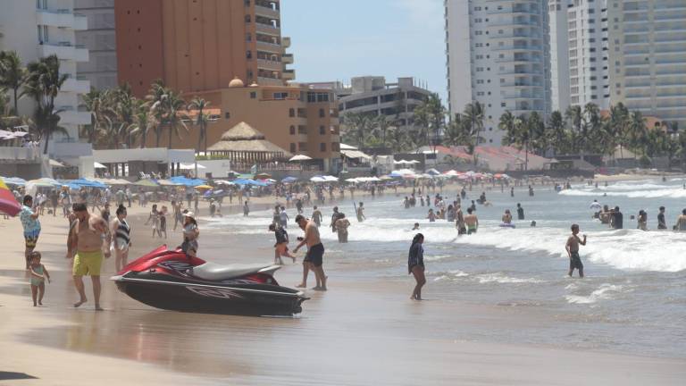 Miles de personas disfrutan el mar y el clima que proporciona Mazatlán.