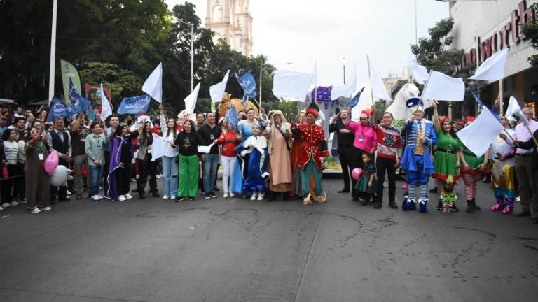 En el banderazo de inicio participaron personal del Ayuntamiento, empresarios, asociaciones civiles y voluntarios.