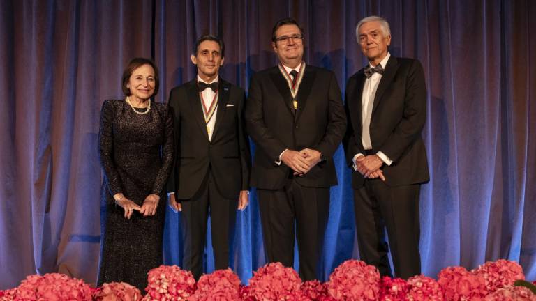 Agustín Coppel Luken, presidente y director general de Grupo Coppel, recibe la Medalla de Oro de Americas Society.