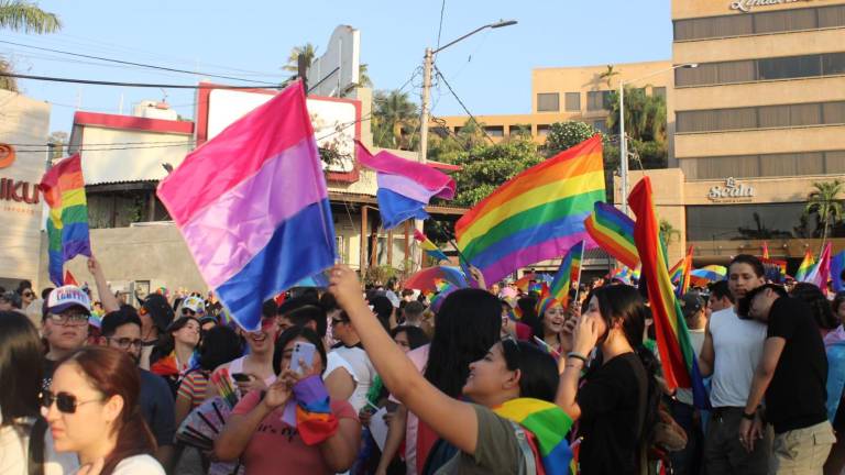 Los participantes ondeaban las banderas de la diversidad.