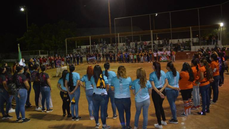 Las jugadoras atentas a la ceremonia.