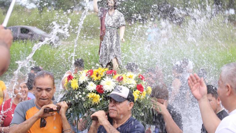 Acompañado de la fe, la devoción y las peticiones, San Juan Bautista recibe el tradicional baño en el río Presidio de Villa Unión.