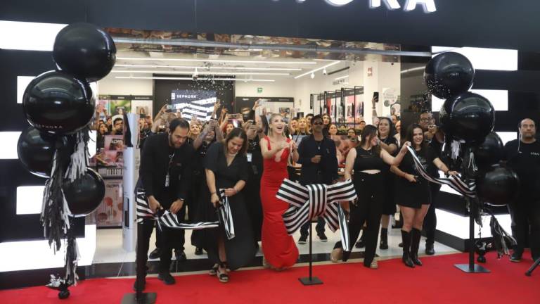 La nueva sucursal de Sephora en Mazatlán, inaugurada por directivos y la influencer Andy Benavides, ofrece una variada selección de productos de belleza, incluyendo marcas reconocidas y exclusivas.
