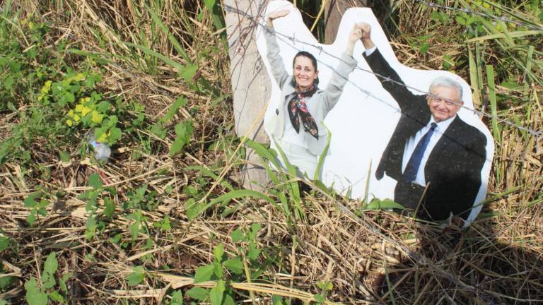 Botellas, bolsas y hasta fotografías de los políticos se observa en el lugar.