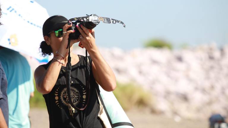 Con lentes especiales, cámaras y telescopios, cientos de personas observaron el fenómeno este sábado desde las escolleras de Mazatlán.