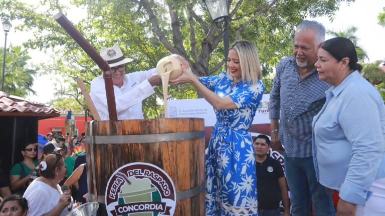 La Secretaria de Turismo estatal, Estrella Palacios, y el Alcalde Raúl Díaz participaron en la elaboración de un gran raspado para compartir entre los presentes.