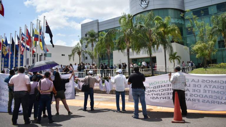 Protesta de trabajadores universitarios frente a la Rectoría de la UAS el martes pasado.