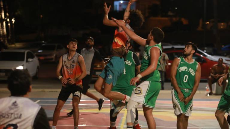 La competencia se vive con una gran intensidad en la cancha de Ciudades Hermanas.