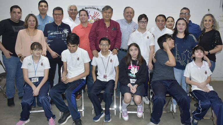 Integrantes del Club Rotario Culiacán Oriente acuden al CAM 7 pata hacer una donación.