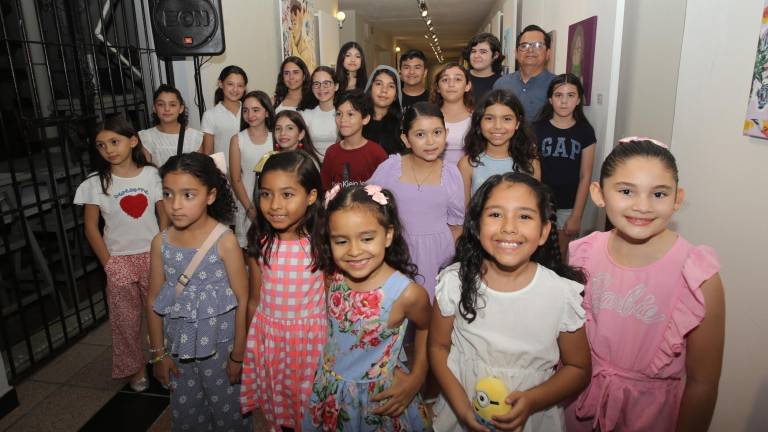 Los integrantes del Colectivo El Patio Educativo, y alumnos del artista plástico Manuel V. Carlock inauguraron la exposición “Mareas Creativas” en Galería Rubio.