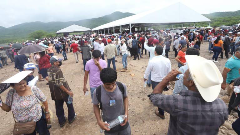 Las altas temperaturas hacen estragos entre los asistentes al evento de López Obrador y Claudia Sheinbaum, en Matadero, Rosario.