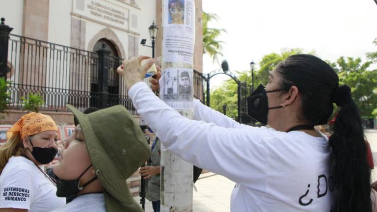 El colectivo Sabuesos Guerreras hace “visible” a sus desaparecidos a través de volantes que pega en el centro de Culiacán.