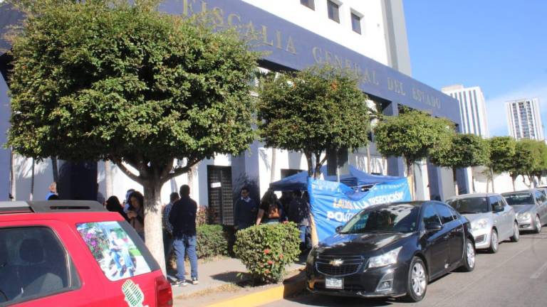 Moviliza UAS a empleados a la Fiscalía General del Estado; protestan por ‘campaña de odio’ en su contra