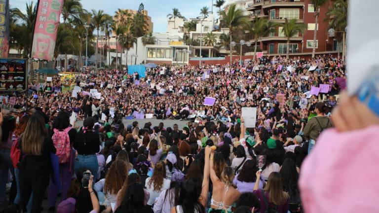 Miles de mujeres llenan la Glorieta Sánchez Taboada al terminar la marcha del 8M en Mazatlán.