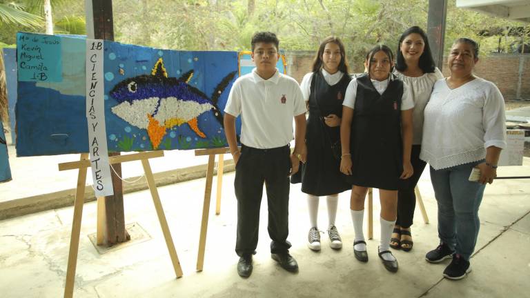 Miguel Ángel Feliciano, María de Jesús Mendoza y Camila Lugo junto a las profesoras Daisy Rojas y Frida Selena Vargas.