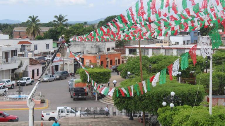 El Gobierno de Rosario inició la instalación de adornos para la conmemoración de las Fiestas Patrias.