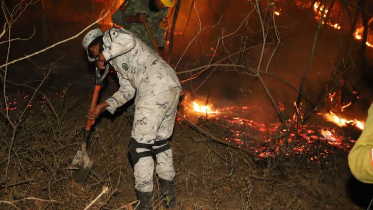 Por incendio sin control en El Magistral evacuan a 35 habitantes