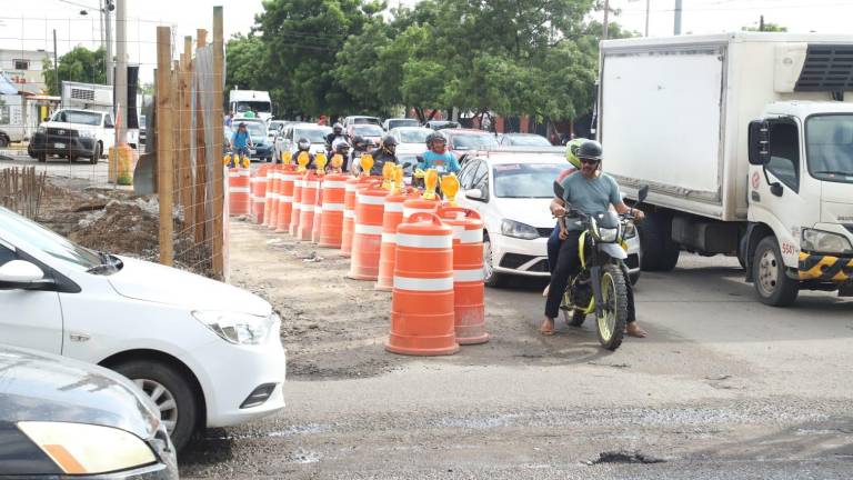 Congestionamiento vial sobre las vialidades Libramiento Colosio y Juan Pablo II.