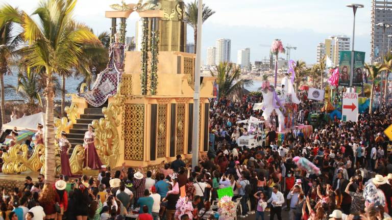 Alejandra I, Reina del Carnaval de Mazatlán 2023, saluda desde lo alto de su carroza real.