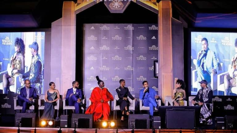 Celebran Lupita Nyong’o y Tenoch Huerta, estreno de ‘Wakanda Forever’, en México