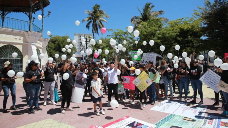Marchan en Mazatlán para exigir el regreso de sus desaparecidos