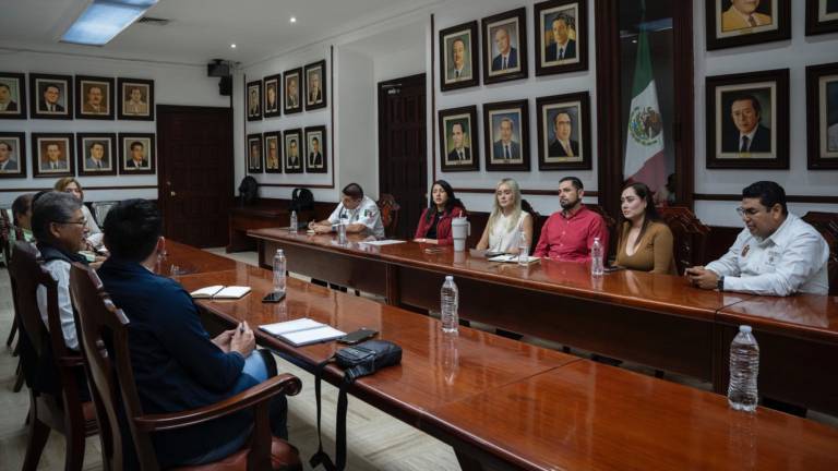 Reunión de empresas y autoridades para la organización del próximo Desfile Navideño en Culiacán.