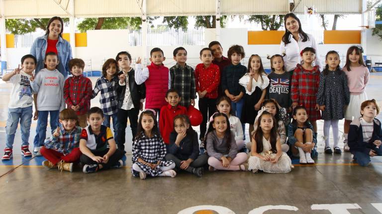 Bailan, cantan y comparten regalos alumnos de La Activa en su tradicional posada