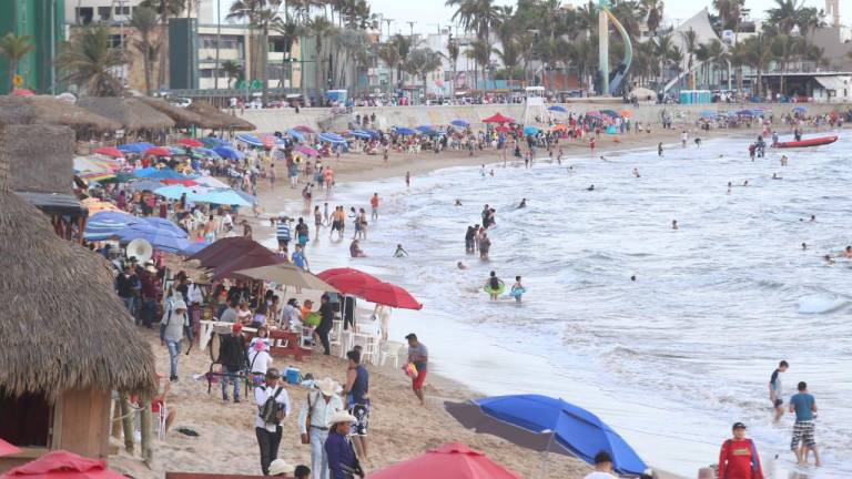 Los bañistas acuden este día a las playas desde la Isla de la Piedra hasta Punta Cerritos, incluyendo playas de la Zona Dorada.