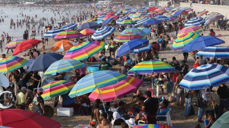 Se llenan playas de Mazatlán en Sábado de Gloria