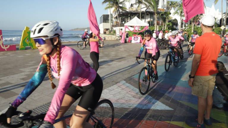 Fridas en Bici y otros clubes ciclistas cumplieron con el reto de varios kilómetros desde las letras de Mazatlán hasta el Monumento al Pescador y de regreso.