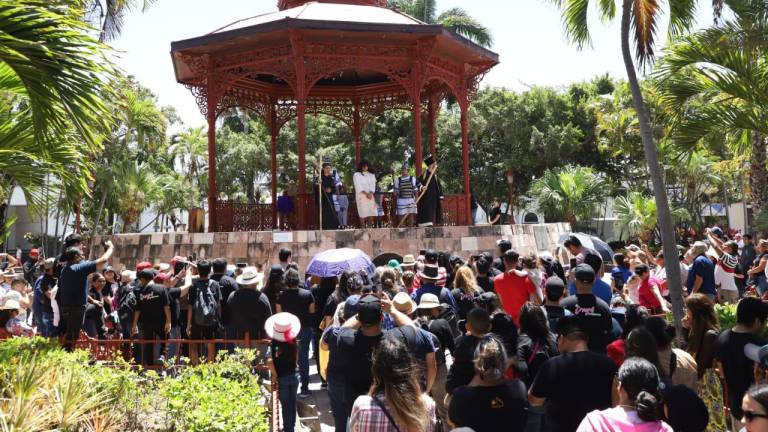 Presencian mazatlecos y turistas Viacrucis en calles del Centro