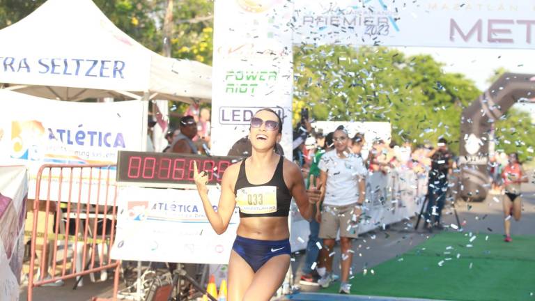 Elvia Beatriz Carranco celebra su triunfo.