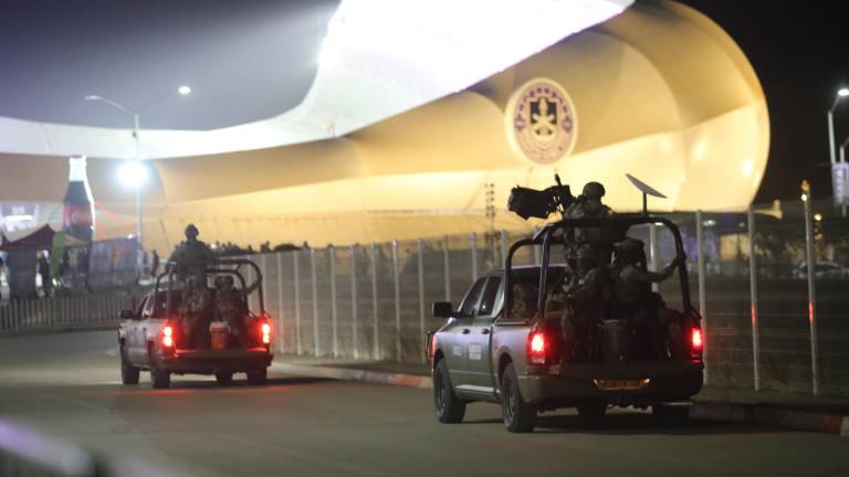 Los elementos de seguridad blindan el estadio El Encanto.