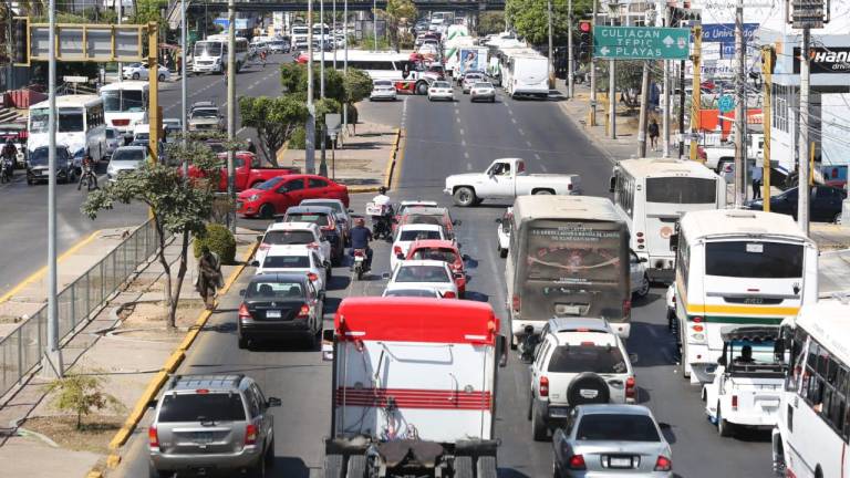 Se registra fuerte tráfico vial en las avenidas Río Piaxtla y Ejército Mexicano, de Mazatlán