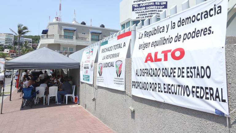 Plantón de trabajadores del Poder Judicial de la Federación en la sede de Olas Altas en Mazatlán.