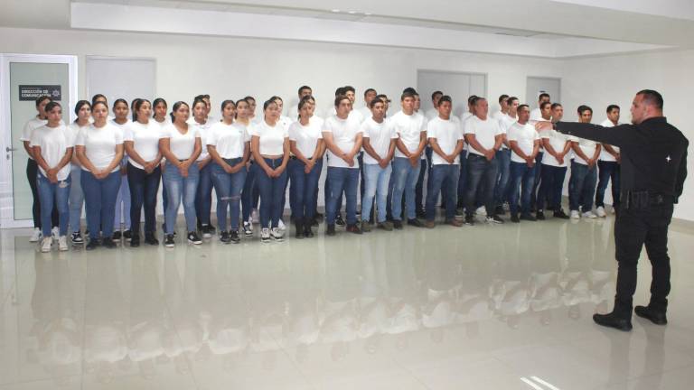 Jaime Othoniel Barrón Valdez, Secretario de Seguridad Pública Municipal, da un breve mensaje de despedida a los 46 nuevos cadetes que partieron a capacitarse a la Universidad de la Policía.