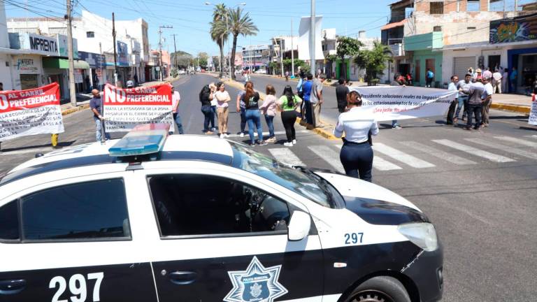 Protestan comerciantes contra carril preferencial en Mazatlán; bloquean avenidas