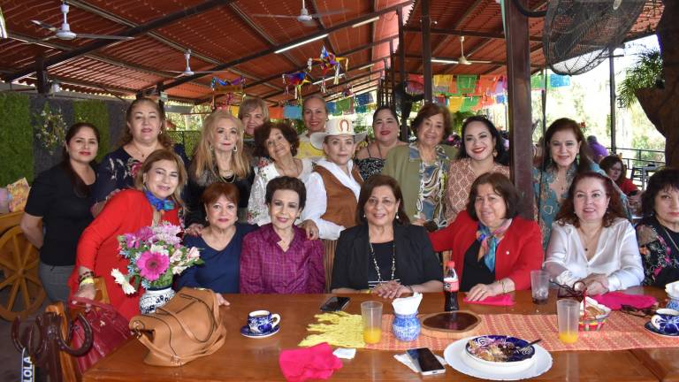 Celebra con amigas sus 88 años