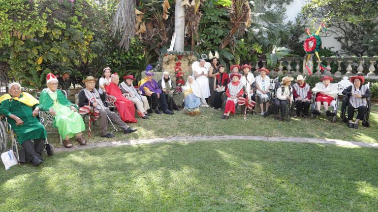 Lorena Aguilar, directora de Plenitud con Calidad, e integrantes del albergue se toman la fotografía del recuerdo.