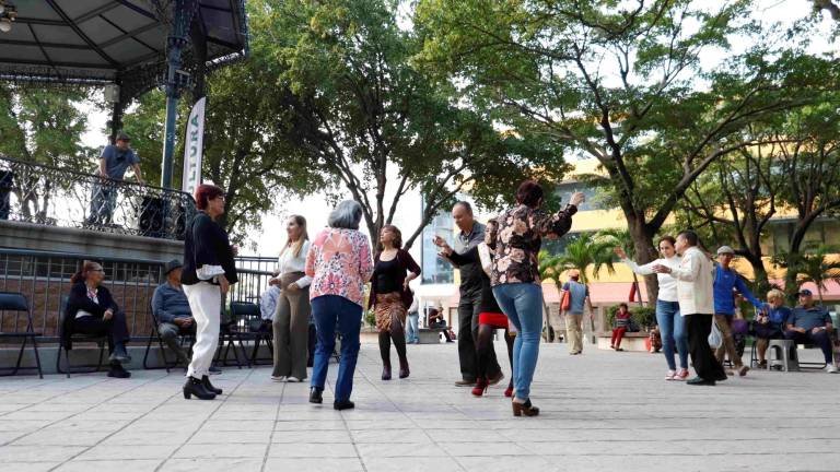 Las Tardes de Danzón se llevan a cabo alrededor del kiosco de la Plazuela Obregón.